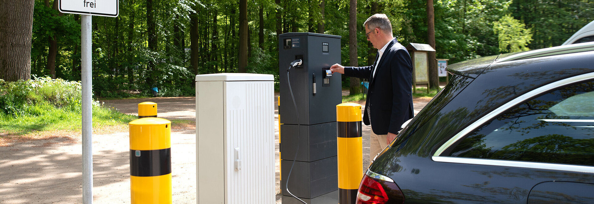Auto laden an einer Ladesäule der EWS
