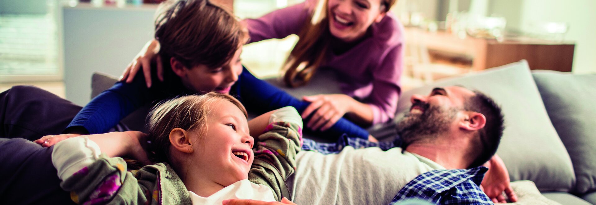 Familie im Wohnzimmer